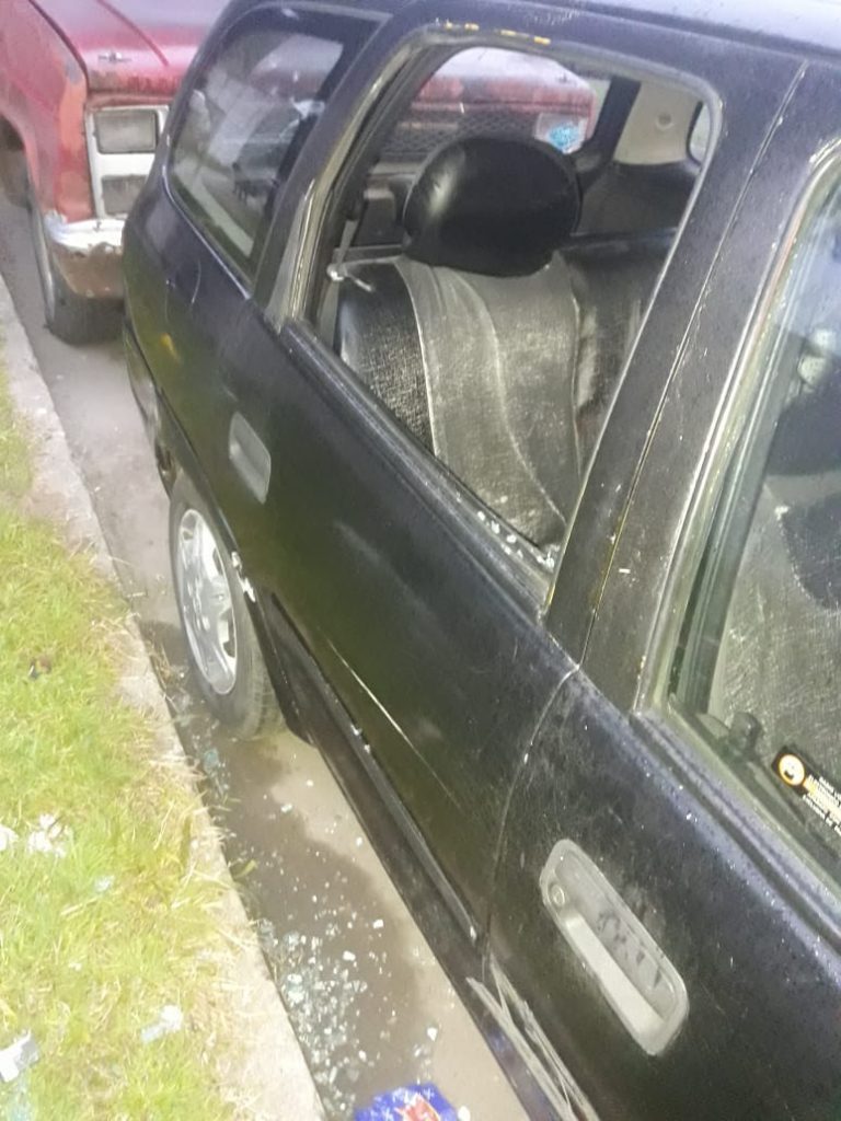 Violento robo a un auto estacionado