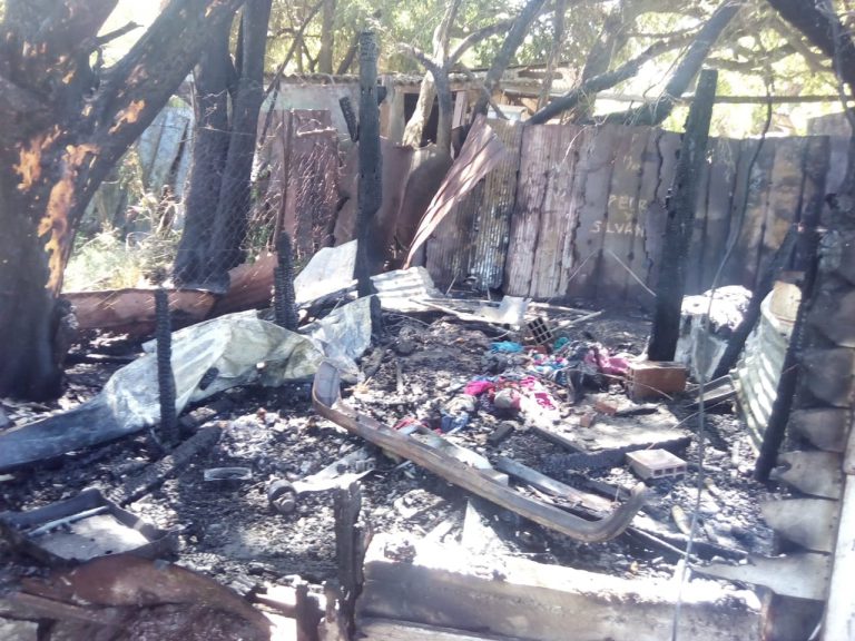 LLAMADO A LA SOLIDARIDAD: Una familia de Merlo perdió todo en un incendio.