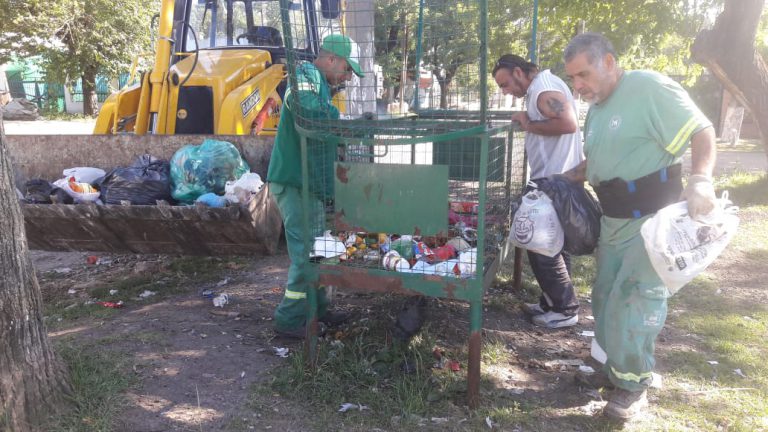 Continúan los operativos de limpieza por las calles e instituciones de Merlo