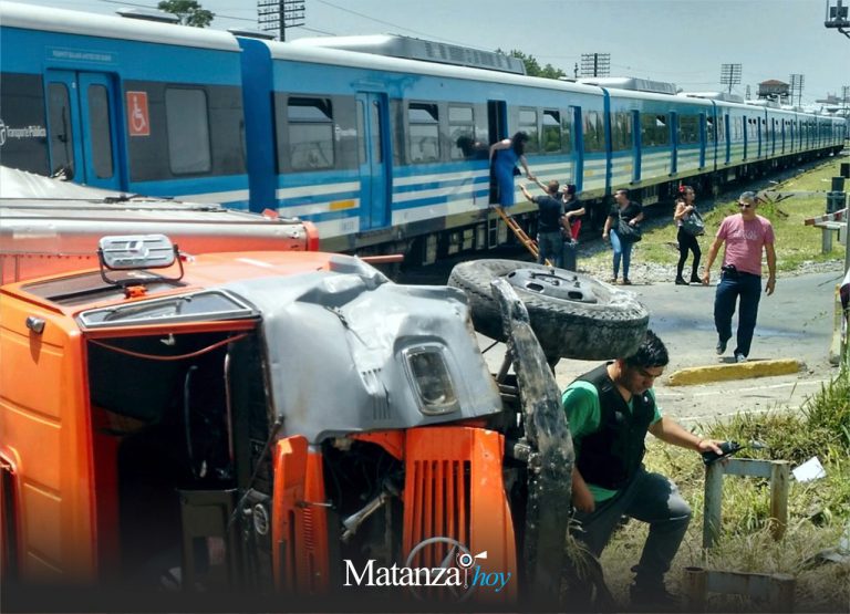 HACE INSTANTES: Un camión chocó con una formación de la Línea Sarmiento