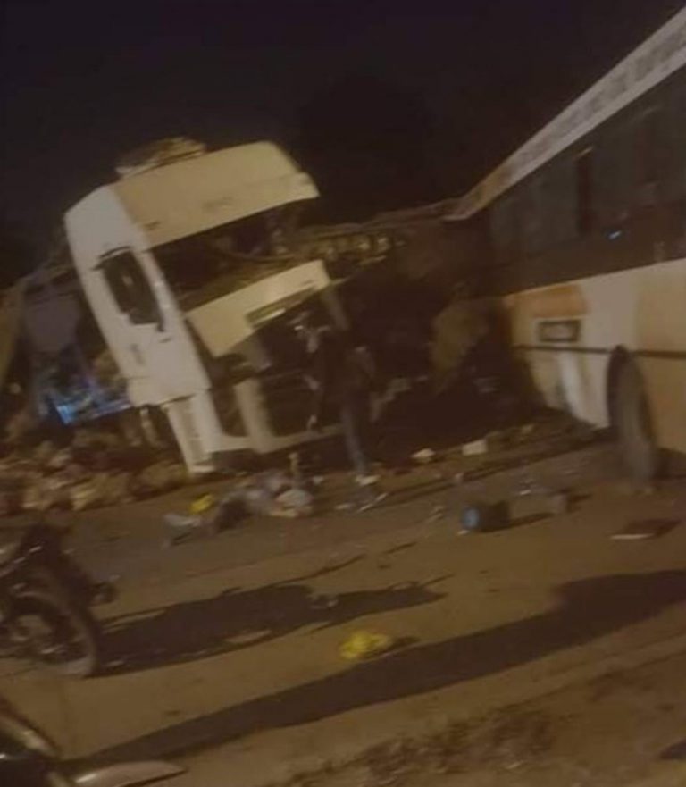 Dos muertos y decenas de heridos en un brutal choque entre un colectivo y un camión en Moreno
