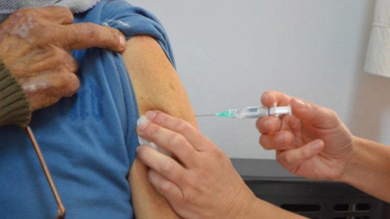 Operativo de vacunación en la plaza de Tapiales