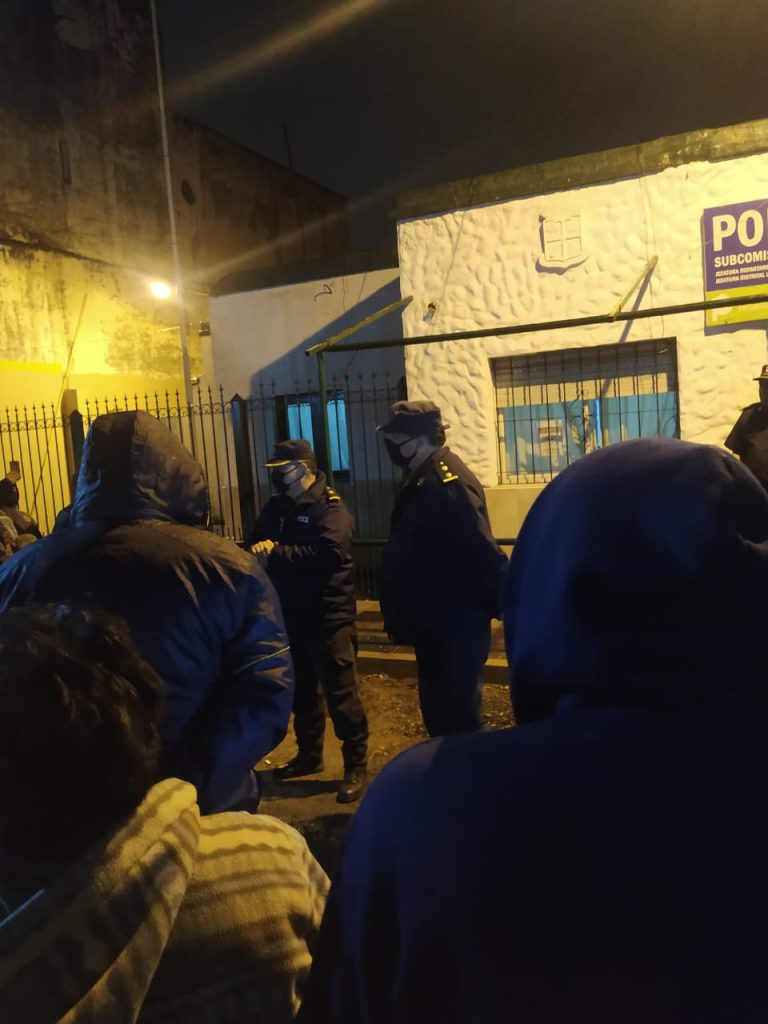 AHORA: Movilización vecinal y móviles televisivos en la Subcomisaría de Aldo Bonzi
