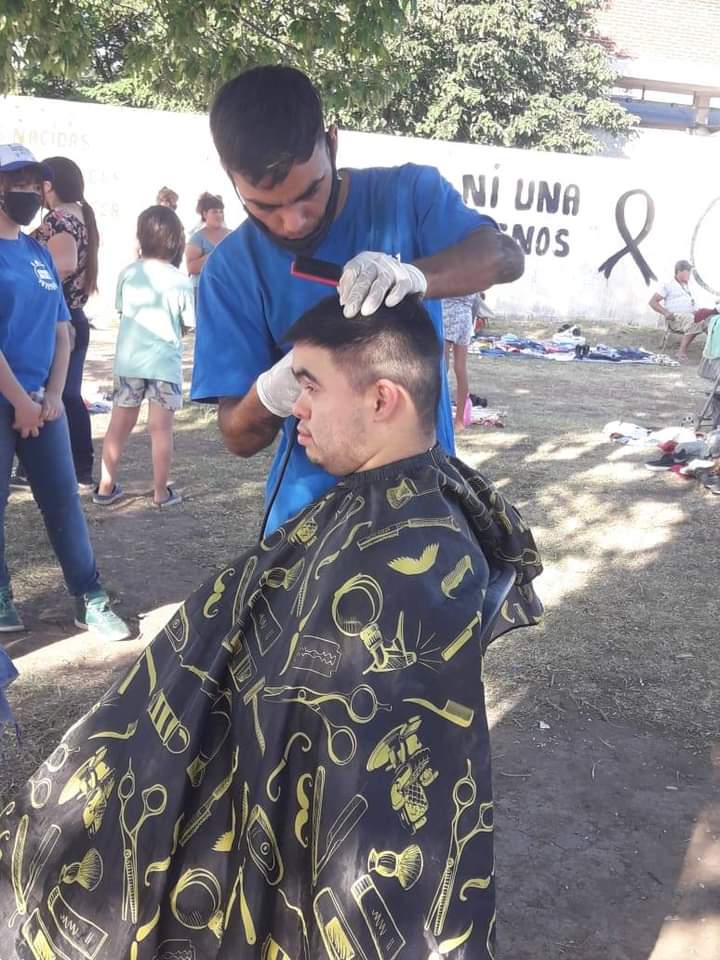 Solidaridad en Merlo: “La 2015” ofreció nuevos cortes de pelo gratuitos en los barrios