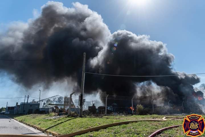 Bomberos de La Matanza y Merlo controlaron un gran incendio de una fábrica