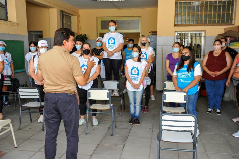 Fernando Espinoza en Tapiales: Visitó el Vacunatorio implementado en la Escuela Nº2.