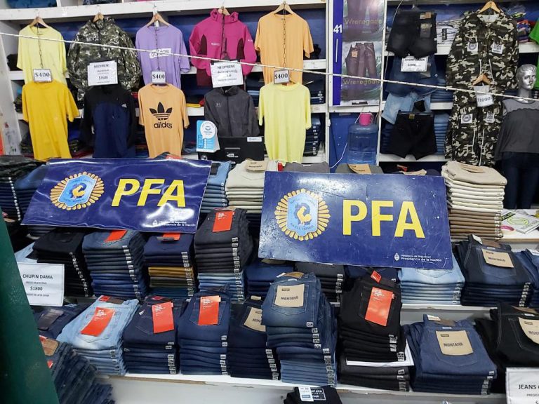 La policía desarticuló una red de comercialización ilegal de ropa apócrifa