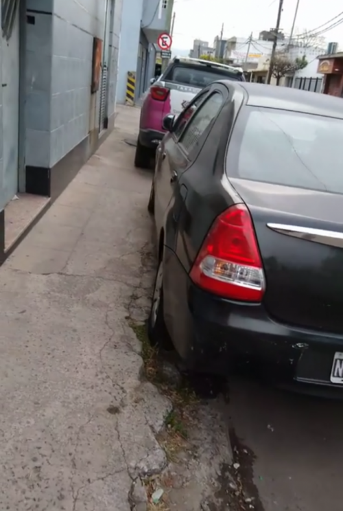 Denuncian autos mal estacionados en Ciudad Madero