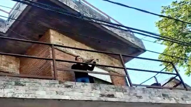 Emoción en Merlo: Un violinista interpretó el Himno Nacional desde un balcón