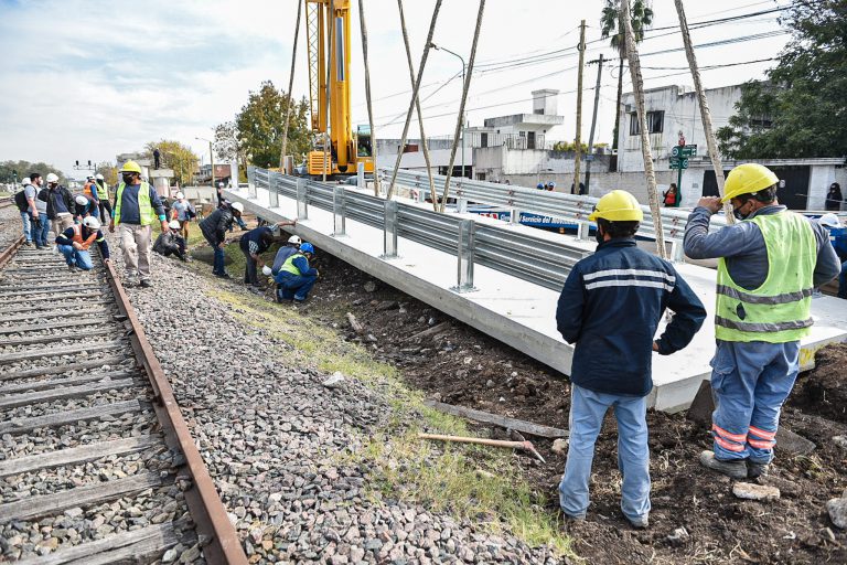 Línea Sarmiento: Comenzó la colocación del primer puente modular en Merlo