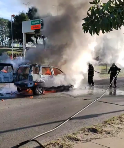 Tapiales: Incendio en la colectora de Autopista Ricchieri