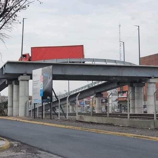 Merlo: Un camión se atascó en el nuevo puente de Padua