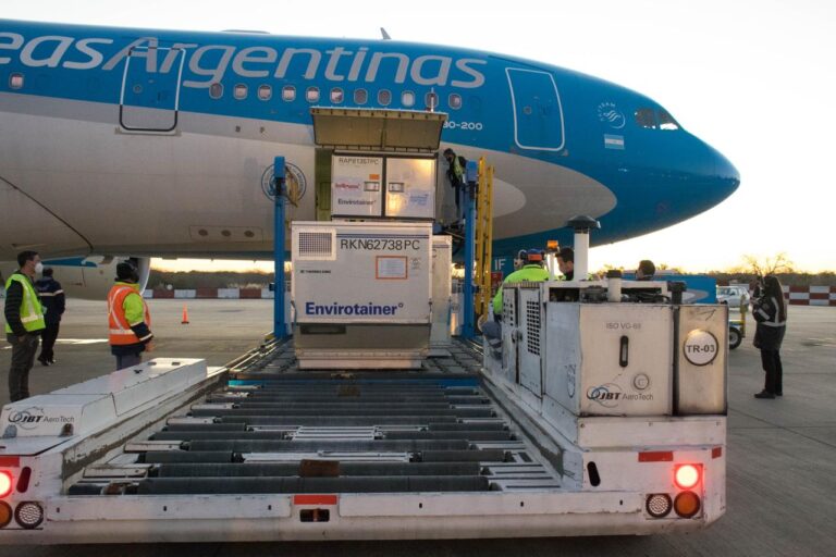 Argentina superó las 32 millones de dosis recibidas: Llegó un nuevo vuelo con dosis de Sinopharm