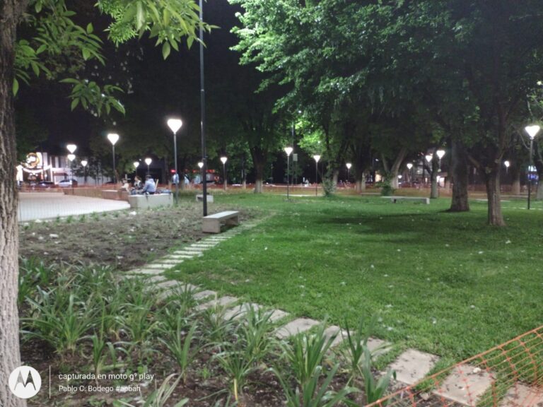 Tapiales: Se abrió la mitad remodelada de la Plaza de la Bandera