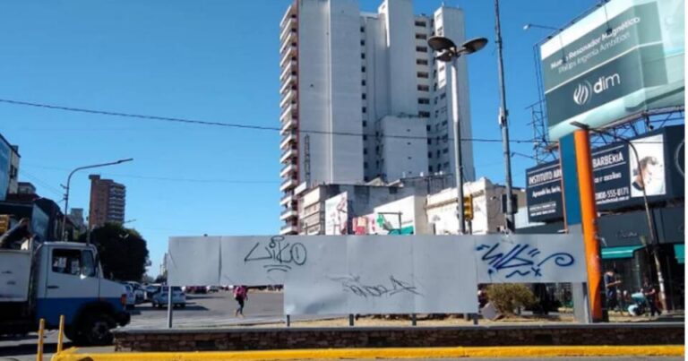 La Matanza: Robaron el cartel de bienvenida a Ramos Mejía