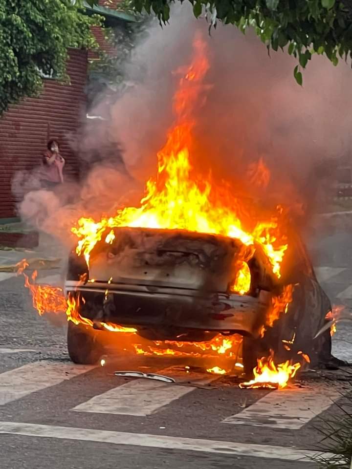 Auto incendiado en Villa Madero