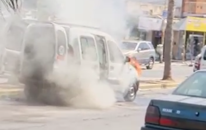 Incendio de un vehículo utilitario en Tapiales