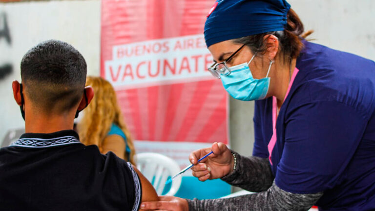 Tapiales: Vacunación itinerante en el Instituto San Luis Gonzaga
