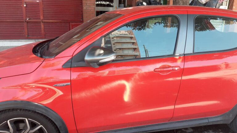 Tapiales: Vandalismo a un auto frente a la comisaría