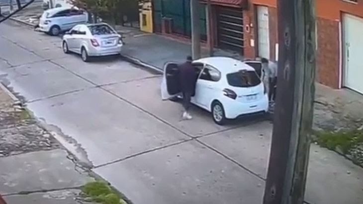 Robo de auto en Villa Madero: Ladrones asaltaron a una madre y su hijo