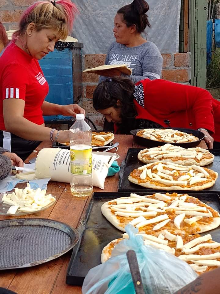 Merlo: Vecinos cocinaron pizzas gratis para un barrio de Pontevedra