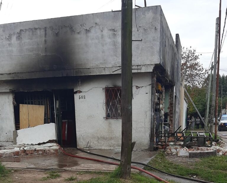 Jubilado de Villa Celina sufrió un incendio: Buscan conseguirle ropa y materiales de construcción