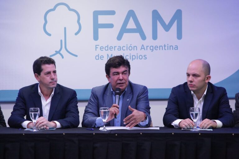 Fernando Espinoza presidió el relanzamiento de la Federación Argentina de Municipios