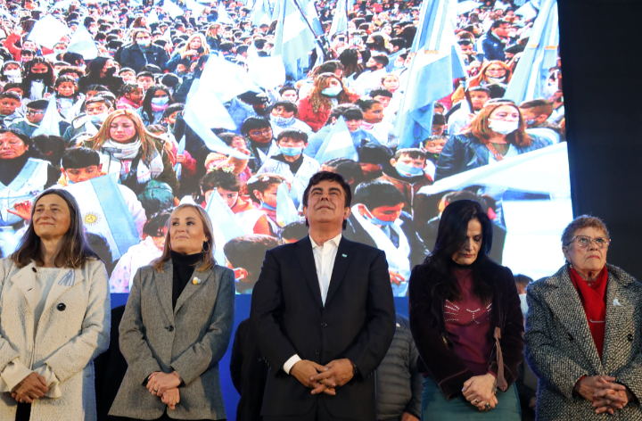 Fernando Espinoza tomó la promesa de lealtad a la bandera a más de 10 mil alumnas y alumnos de La Matanza