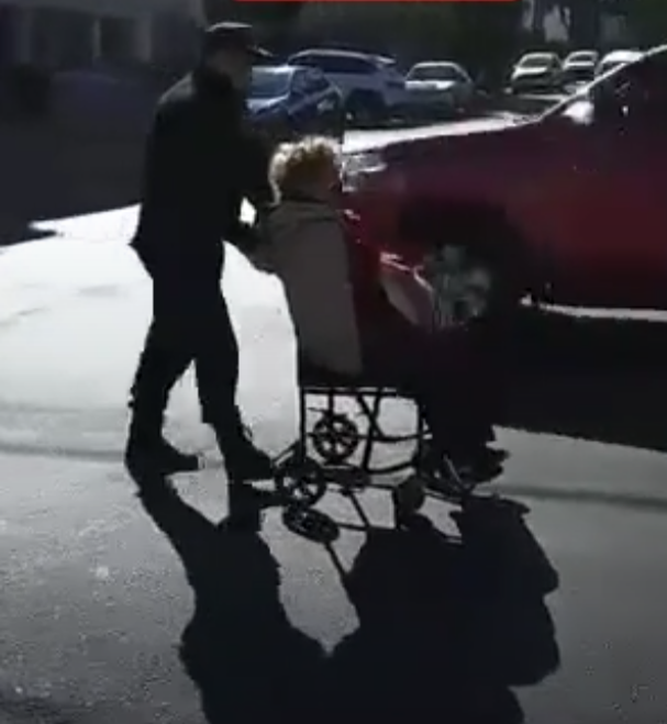 Villa Madero: Mujer es llevada por la calle y en silla de ruedas a una guardia