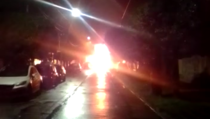 Incendio y explosión de un auto en Tapiales