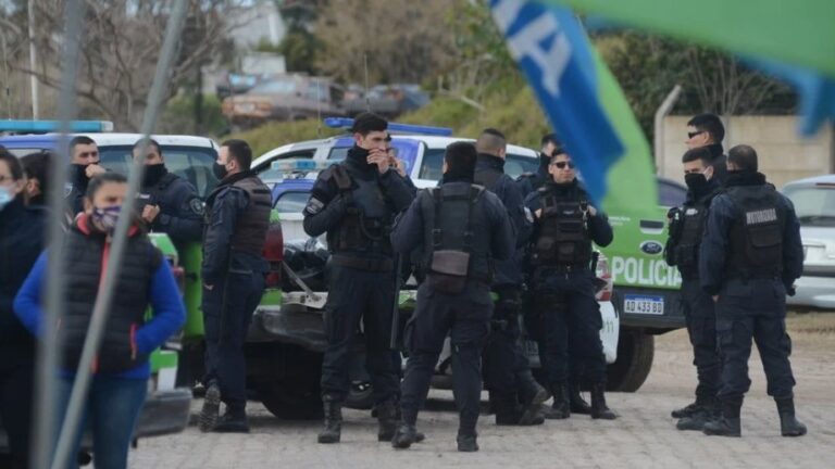 Suspenden licencias de la policía por posibles saqueos en La Matanza 