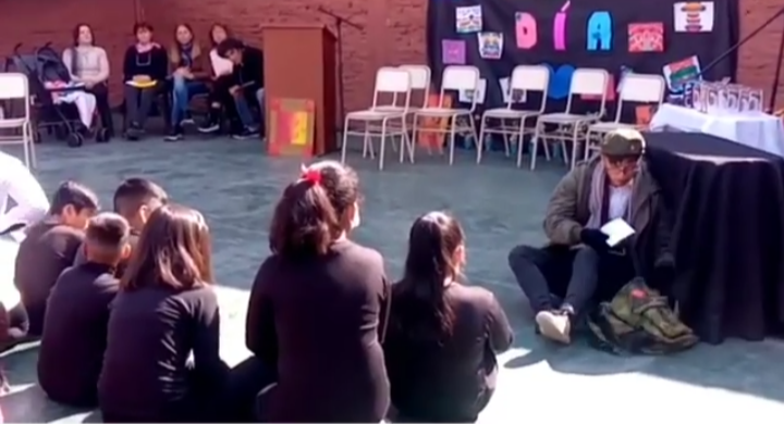 Día del Maestro: Emotivo homenaje al héroe y docente Julio Cao en un colegio de La Tablada