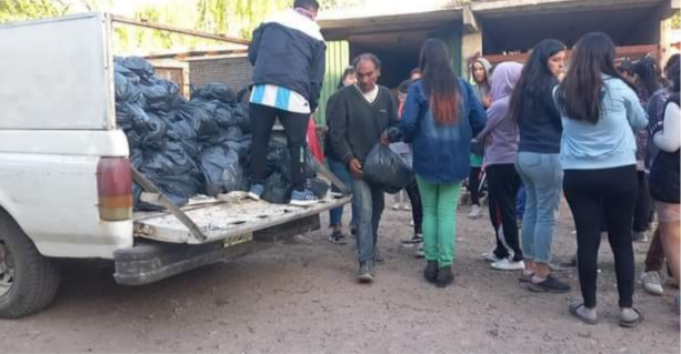 Merlo Norte: Entregaron bolsones de mercadería a la gente de barrio El Palenque