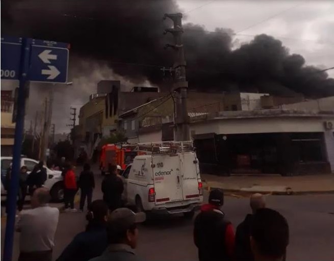 La Tablada: Gran incendio en una fábrica de plásticos y cartones