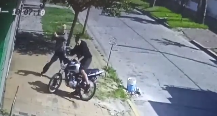 Aldo Bonzi: Denuncian a un vecino por atacar a un motociclista