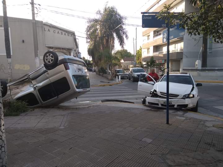 Accidente en Tapiales: Utilitario volcó tras chocar con un auto