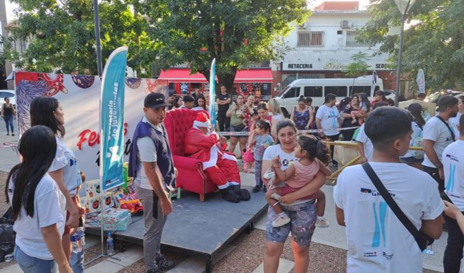 Más de 2000 niños se encontraron con Papá Noel en la plaza de Tapiales 