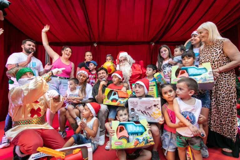 Espinoza participó de la entrega de juguetes en la plaza de San Justo