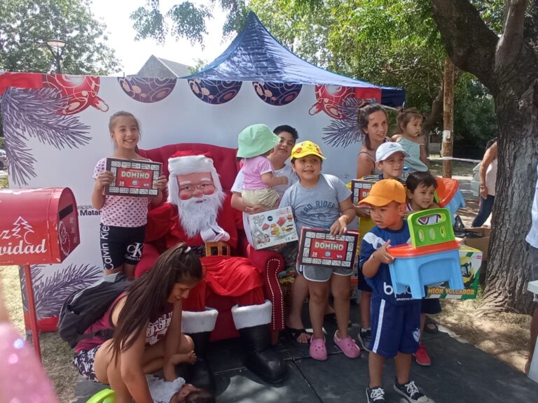 Aldo Bonzi: Más de 700 niños recibieron regalos de navidad en la Plaza Martín Fierro 
