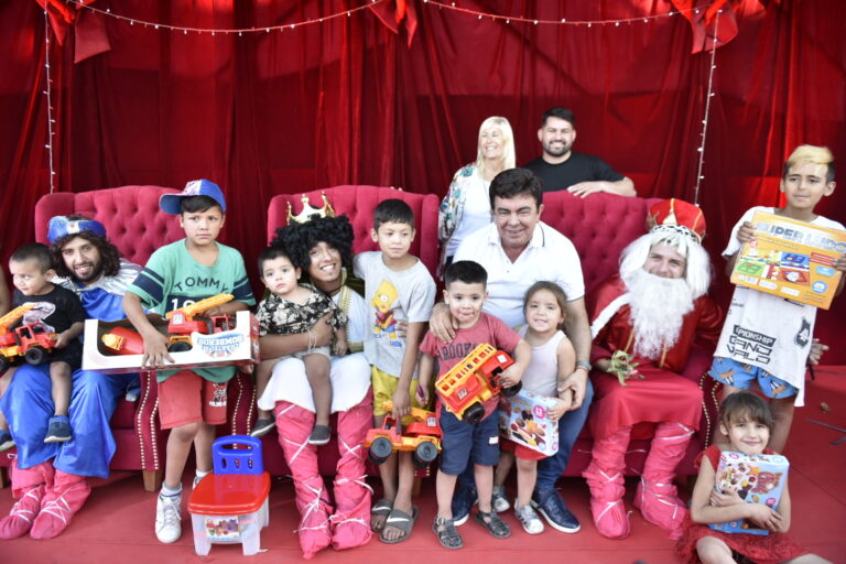 Rafael Castillo: Miles de niñas y niños recibieron juguetes de los Reyes Magos