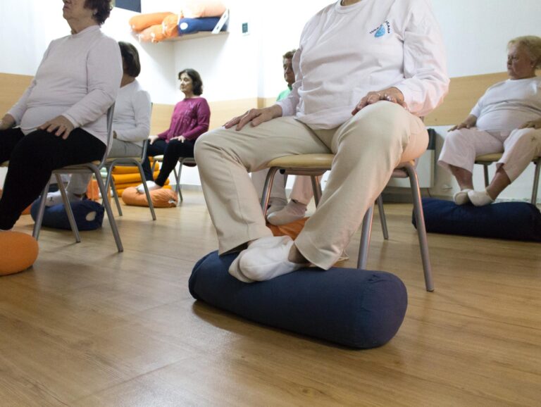 Llegan las clases de yoga en silla al Centro de Jubilados de Aldo Bonzi