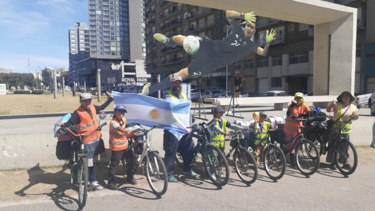 Familia de Moreno viajó en bicicleta hasta Mar del Plata para cumplir sus sueños