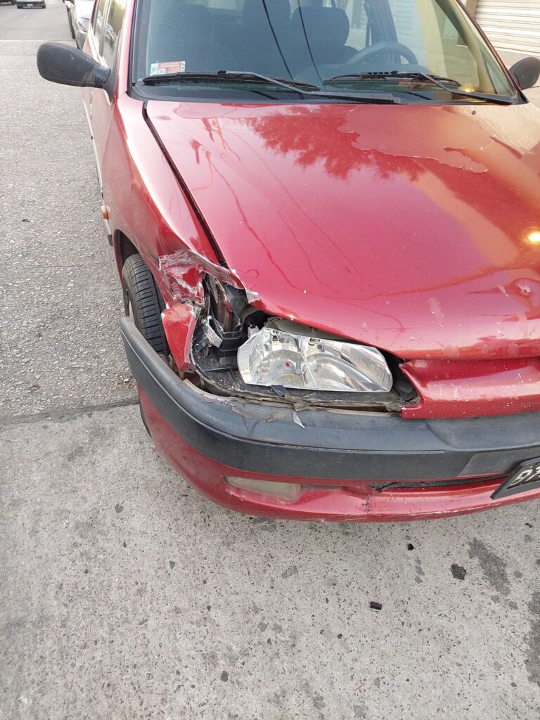 Un auto fue chocado en La Tablada