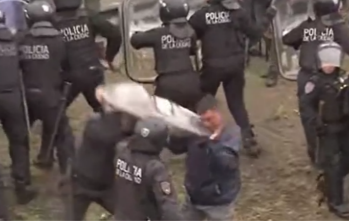 La Matanza: La policía agredió a un chofer en la protesta de colectiveros