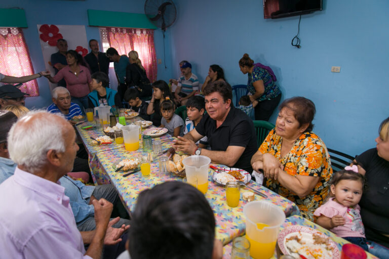 Fernando Espinoza visitó un comedor de Laferrere