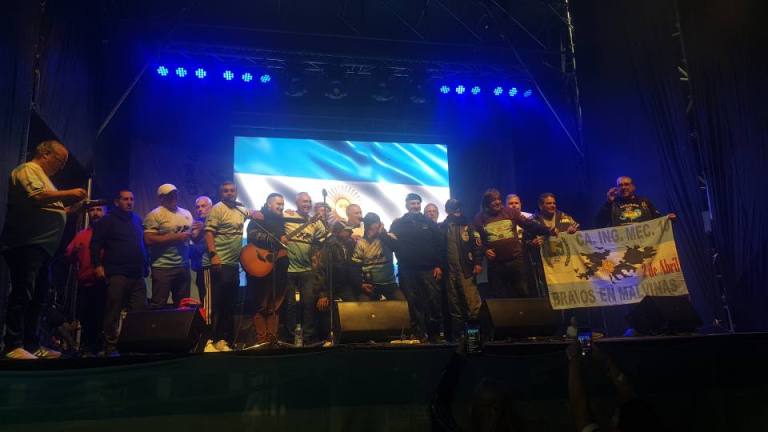 Aldo Bonzi celebró una nueva Vigilia por Malvinas en la Plaza Martín Fierro