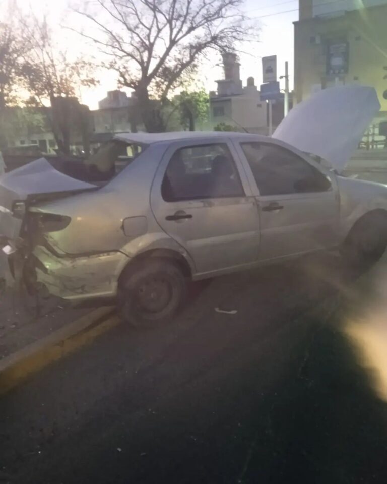 Villa Madero: Una formación del Belgrano Sur chocó a un auto