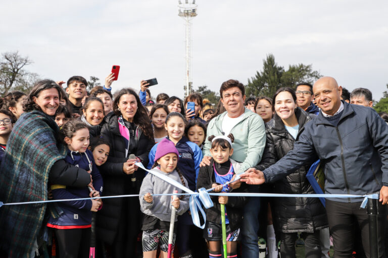 Fernando Espinoza, junto a Las Leonas, inauguró la cancha municipal de hockey de La Matanza