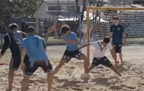Merlo: Gustavo Menéndez apoyó al equipo de fútbol playa de “La quinta de la resistencia”