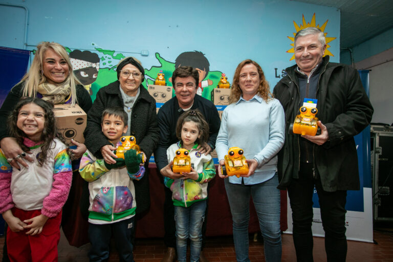 Isidro Casanova: Fernando Espinoza entregó kits de robótica para niñas y niños de jardín de infantes